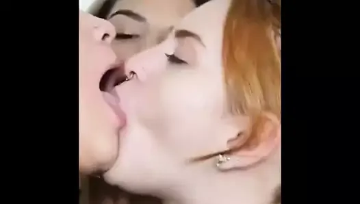 Três lésbicas se beijam