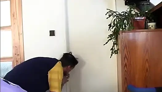 Ateşli esmer kadın sikişiyor ve iki edepsiz adam tarafından hedef alınıyor