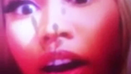 Nicki Minaj'ın yüzüne boşalıyor