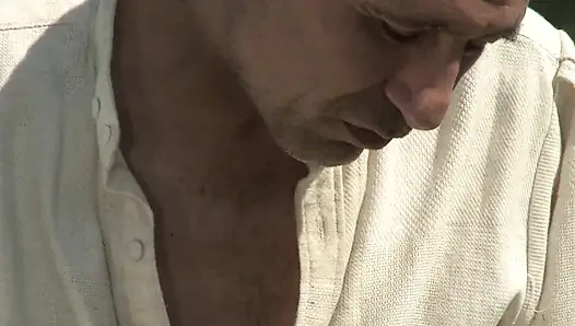 Счастливый мужик в сексе на улице с брюнеткой