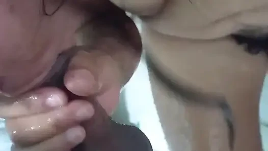 Cewek pinay nyepong kontol di kamar mandi
