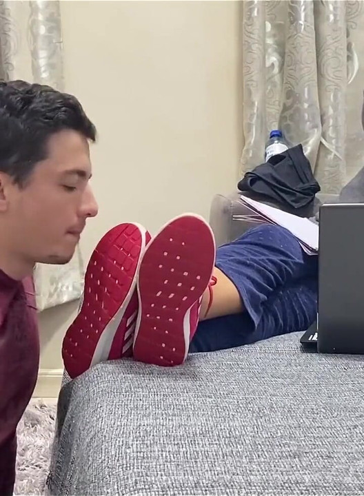 Kiffa ignorira roba stopala dok joj liže tenisice do čista