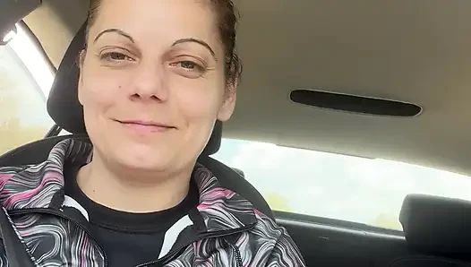 Bekleyemedi - orta yaşlı seksi kadın araba sürerken sakso ve elle muamele - halka açık arabada seks kingyordanov