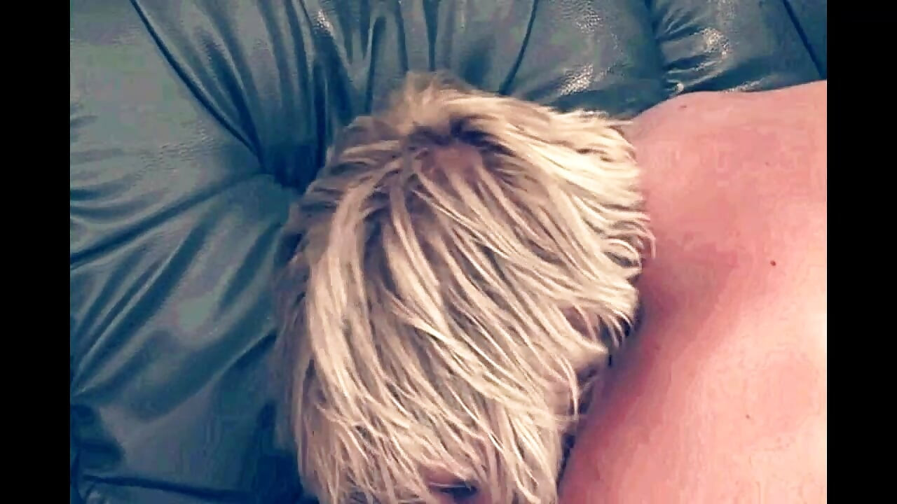 Толстую старуху с волосатой киской трахнул молодой мужчина с большим жестким членом