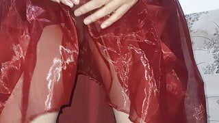 Masturbation et éjaculation dans une robe de Noël rouge brillante