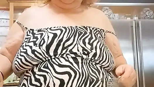 Schweine kochen, hackt zum abendessen und zieht blank, während ich koche