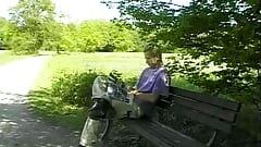 Egy vastag német nő kényezteti a férfit egy pikniken