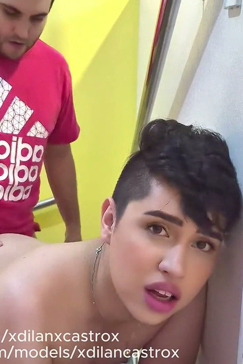 Gay twink pasif yang lucu disetubuhi dari belakang oleh pacar saudara tirinya.