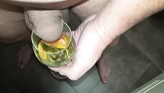 Bir bardakta işemek