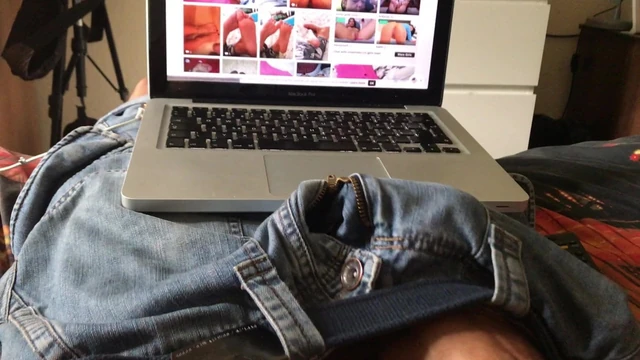 Huge cock appears Handjob with beautiful Exgrfrnd feet soles