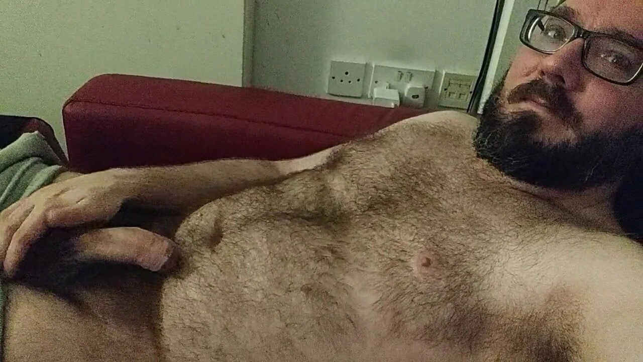 Oso peludo sin cortar se masturba