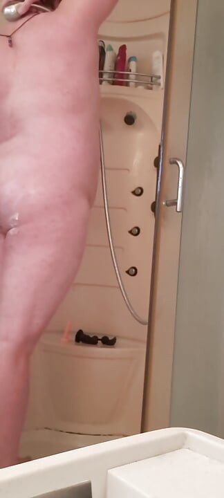 Saya memasukkan dildo ke dalam anus saya, saya masturbasi dan saya ejakulasi dua kali, saya juga memakan sperma saya