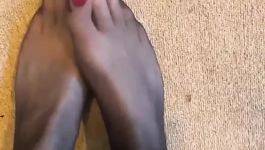 Ayak parmaklarımda yeni sürtük kırmızı ojemi seviyorum