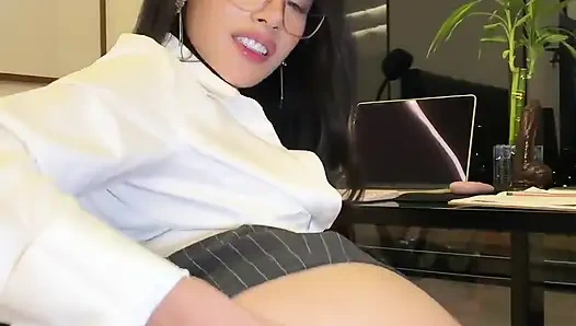 Güzel Sekreter Birbirlerinin Poposundan Sevişmeyi Sever