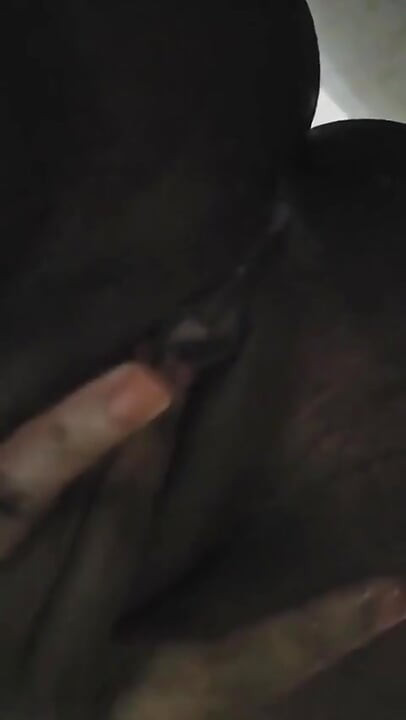濡れた膣を指で愛撫する