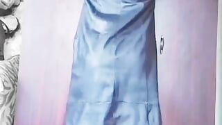 Нейлоновое мини-платье сисси-шмель кроссдрессера с симпатичной задницей, сексуальный танец леди-бой с большой жопой