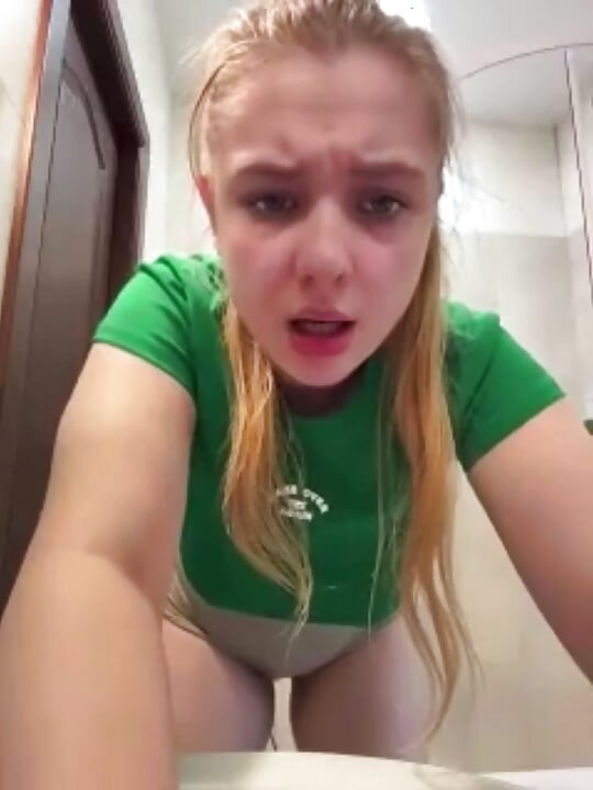 Squirt déjanté et gorge profonde avec un gros gode