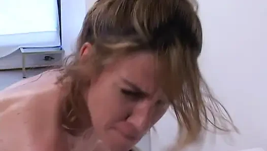 Amateur-MILF natali hat ihren arsch mit großem schwanz und großem dildo zerstört