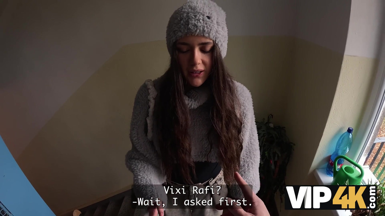 VIP4K。18歳のいたずら好きな少女が借金のせいでカムスラットになる