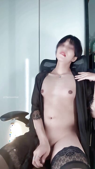 Asyalı kadın kılıklı mastürbasyon yapıyor
