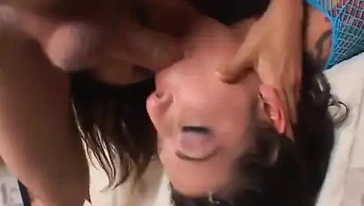 Azgın adam iki tatlı güzel oral seksin tadını çıkarıyor