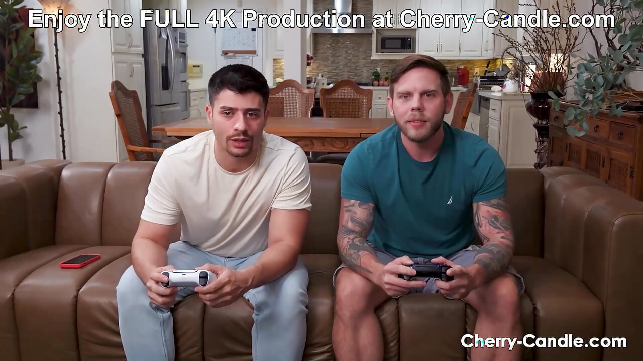 Querían jugar a la PS pero yo quería que jugaran con mi coño en Cherry-Candle