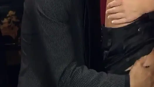 Sarışın sürtükler ırklararası sikişmeyi seviyor büyük siyah yarakla sikiliyor