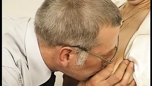Бабушку жестко трахает ее волосатый муж