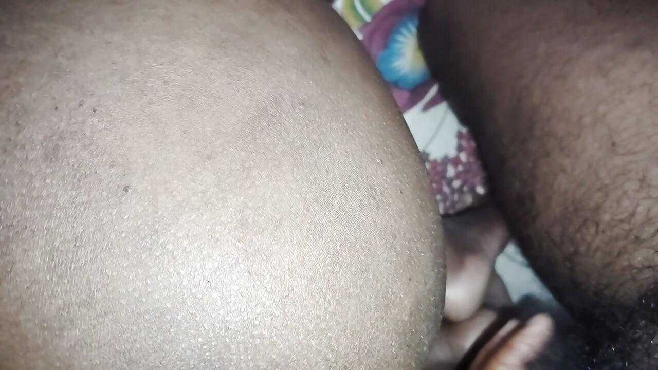 리얼 비디오 사용 헤드폰으로 일하기 전에 여친을 따먹어