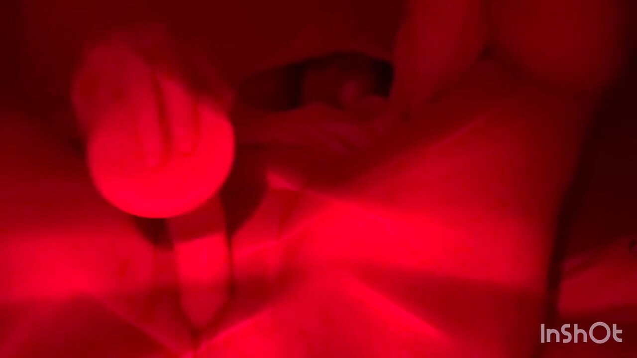 Sora vitregă mică își pregătește vaginul.