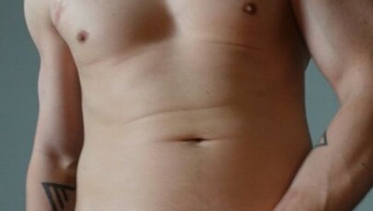 Indonezyjskie chindo masturbuje się i uwielbia muskularnego chłopca