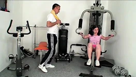 Junge Schätzchen Reiten Alte Schwänze Im Fitnessstudio Leidenschaft