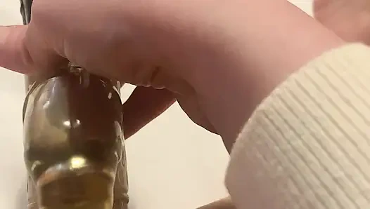 MILF kommt hart und stöhnt laut auf ihrem spielzeug