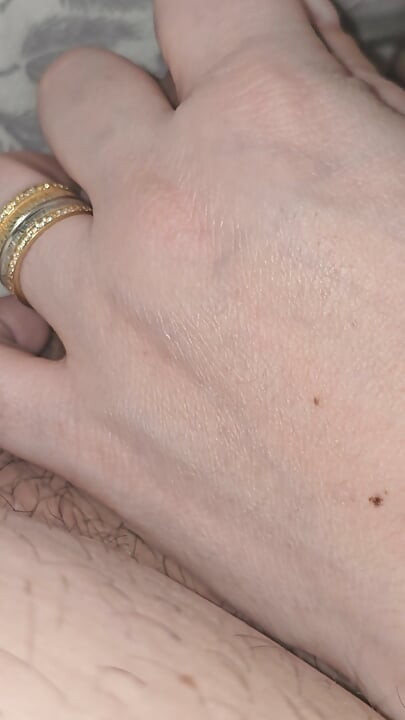 Un beau-fils coquin se fait baiser par une branlette par une belle-mère coquine