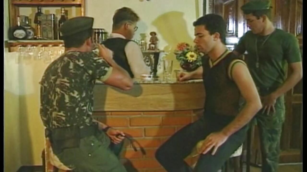 Orgie anală cu armăsari militari care scurge spermă groasă