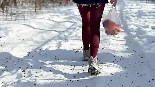 Karda külotsuz meyve topluyorum