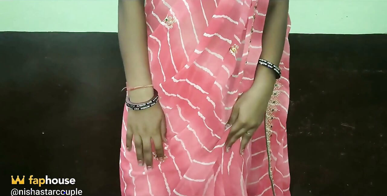 我站起来操了我的继妹Nisha, 并射在她紧致的阴户里.