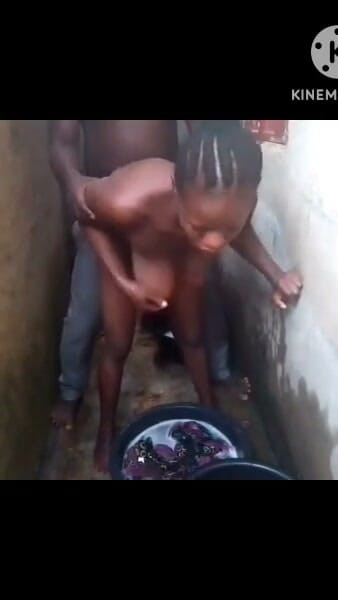 Fodendo minha esposa enquanto ela lava a calcinha | Clipe 1