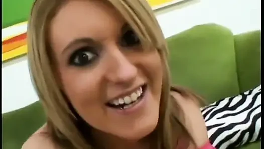 Blondie bekommt ihre natürlichen titten gequetscht, bevor sie den schwanz eines typen auf dem sofa lutscht