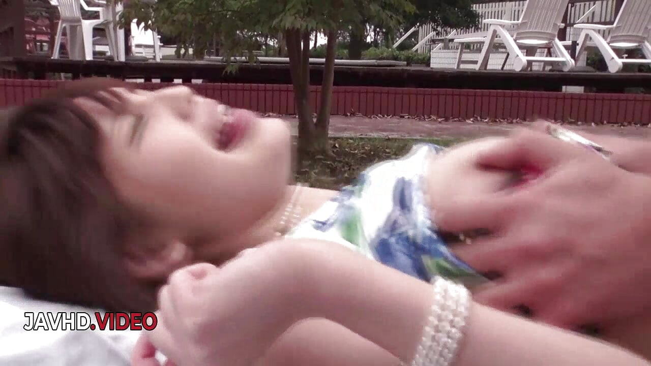 야외 섹스 세션에서 하드코어 자지를 따먹는 날씬한 일본인
