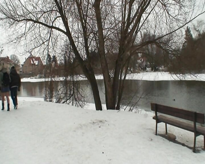 Όμορφη νεαρή ξανθιά γαμάει τον παππού της στο χιόνι