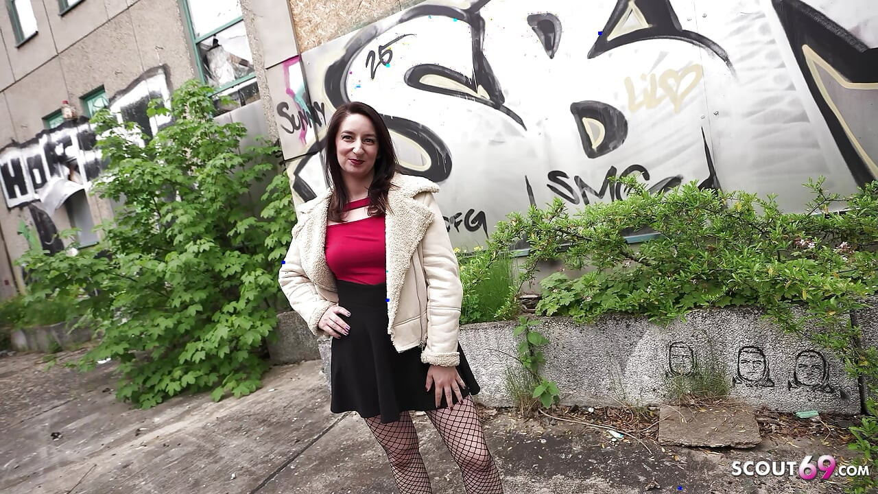 GERMAN SCOUT - Madura alemã Ariel Rossi com bunda grande para primeira foda no casting