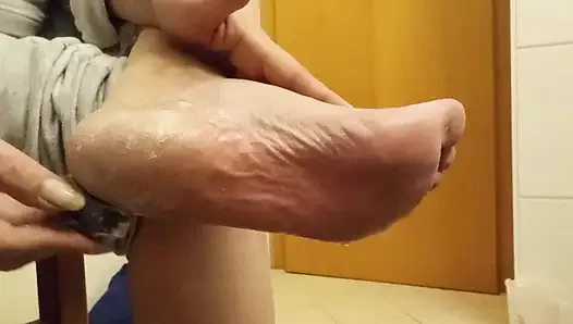 Скользкие подошвы крупным планом - полностью сексуальное и чисто!