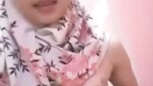 Melly se masturbe sous la douche - fille musulmane indonésienne (fleur)