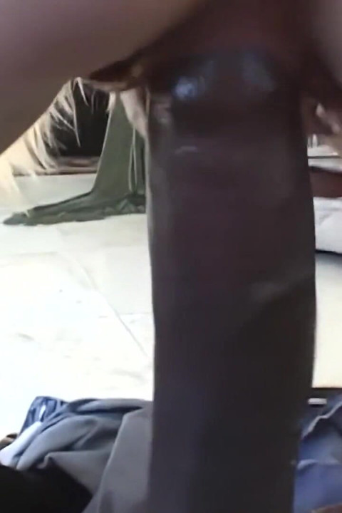 Leah Luv llega hacia atrás y guía una gran polla negra en su apretada raja