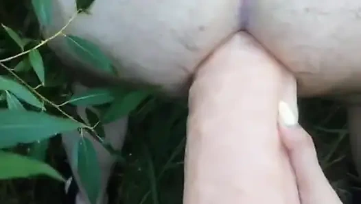 Kocamı ormanda büyük bir dildoyla sikiyorum