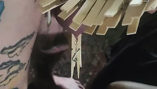 Хорошая девушка и яиц и члена пробует новые булавки в одежде