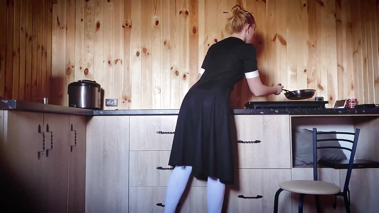 Seksi sobarica s velikom guzicom jebana dok čisti