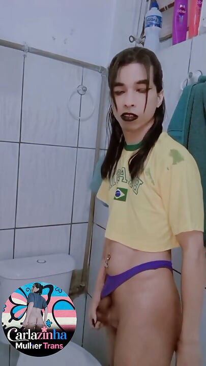 O bir yazar, çıplak trans kadın ve oral seks yapmayı çok seviyor
