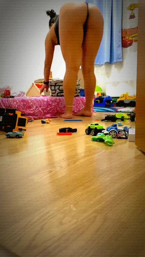 Amateur Mother is cleaning